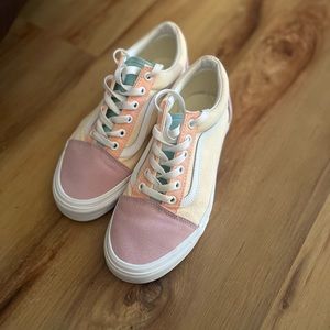 Women’s vans sneakers. Lightly used.